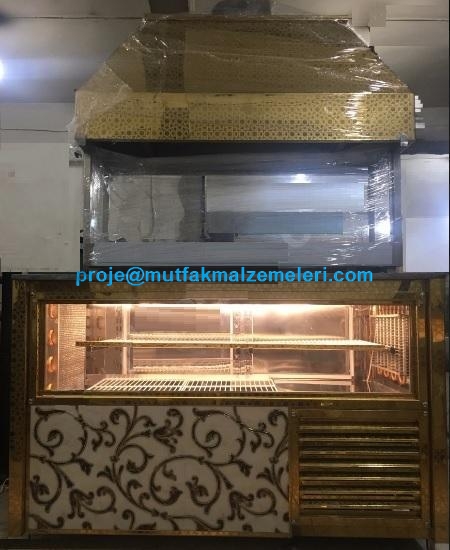 Paslanmaz çelik gövdeli, tezgah üstü hazırlık alanına sahip, çift kapılı endüstriyel kebap ve et ürünleri muhafaza buzdolabı. Ocak başı ve kebap restoranları için özel tasarlanmış, soğutmalı profesyonel mutfak ünitesi.