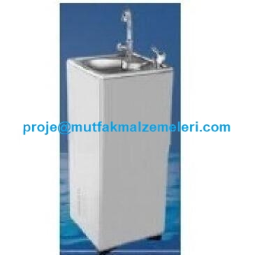 Soğutmasız paslanmaz okul sebili, biri fışkırtmalı biri akışlı iki musluğu ve su boşaltma evyesiyle tasarlanmıştır. 37,6 x 37,6 x 80 cm ölçülerindeki ürün, okullar, şantiyeler ve toplu kullanım alanlarında kullanılabilir.