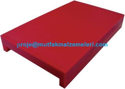 40x60x4 cm polietilen plastik kızaklı kasap tahtası. Kırmızı renkli, kalın kesim levhası. Et kesme ve sebze doğrama için profesyonel mutfak hazırlık ekipmanı. Hijyenik polietilen gıda hazırlama tezgahı üstü kesim plastiği özel ölçülü üretimi.