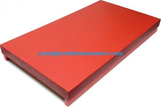 1.sınıf polietilen malzemeden üretilmiş 46x81x5 cm kızaklı mutfak hazırlık tezgahı levhası. Fiziksel darbelere, satır darbesine karşı yüksek dayanım gösteren, gözeneksiz pürüzsüz yüzeyiyle bakteri oluşumunu önleyen gıda uyumlu profesyonel kesim panosu.