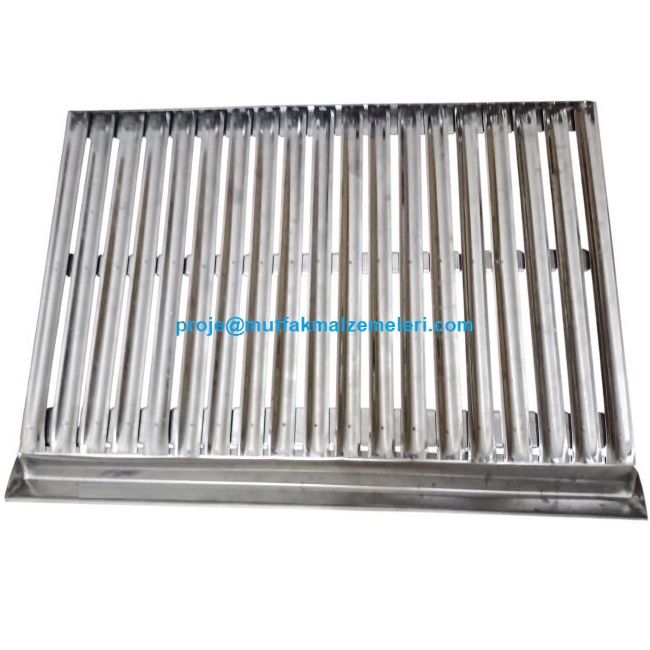 31x47.5 cm pişirme alanına sahip paslanmaz krom çelik barbekü üst ızgarası. Özel oluklu ve yağ kanallı tasarımıyla damlayan yağları toplar, alevlenmeyi engeller. Evde, piknikte ve profesyonel mutfaklarda sağlıklı ve mükemmel ızgara sonuçları sunar.Kalite