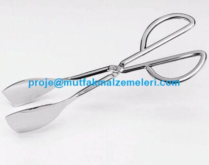 Endüstriyel mutfak ve barbekü standartlarında üretilen 26 cm makaslı model maşa, yüksek ısıya dayanıklı paslanmaz gövdesiyle uzun ömürlü kullanım sunar. Ergonomik tasarımıyla et ve sebzeleri kolayca çevirmenizi sağlar.