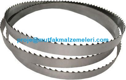 1840 mm uzunluğunda Mateka et ve kemik kesme makineleri için orijinal yedek testere bıçağı. Görselde bıçağın diş yapısı, çelik kalitesi ve profesyonel et işleme makinelerine uyumlu sağlam tasarımı net bir şekilde sergilenmektedir.