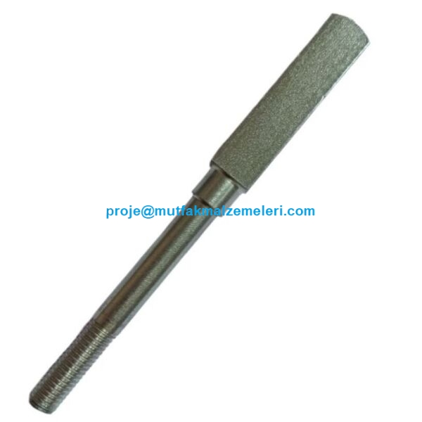 Mateka soğan parçalama makinesi için 12 cm uzunluğunda çelik bıçak mili. Üstte 1.2 cm kare bıçak yuvası, altta 2.5 cm vida dişli mil yapısı. Mateka 260m serisi için orijinal sebze doğrama makinesi yedek parçası teknik detay görünümü.