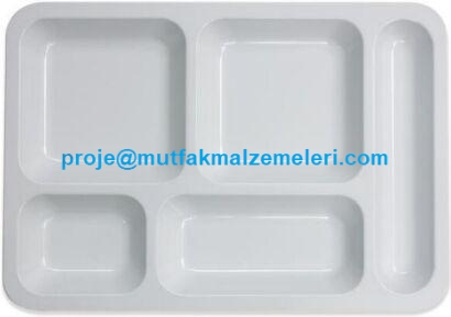 Profesyonel 5 gözlü melamin yemek tabağı; 4 adet yemek bölmesi ve 1 adet çatal-kaşık gözüyle eksiksiz servis imkanı sunar. Sanayi tipi kullanıma uygun, 300 dereceye kadar dolaylı ısıya ve darbelere dirençli kaliteli malzemeden üretilmiştir.İmalatçısından