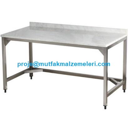 Paslanmaz çelik gövde üzerine 3 cm kalınlığında Marmara mermeri monte edilmiş endüstriyel mutfak çalışma masası. 180 cm uzunluğunda, fırın ve pastaneler için uygun, hijyenik mermer tablalı hazırlık tezgahı. Dayanıklı ve estetik tasarım.