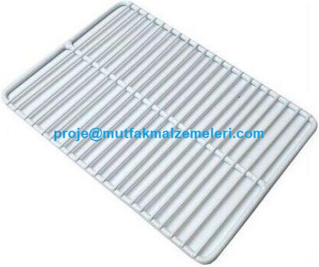 Öztiryakiler endüstriyel buzdolabı modelleri için üretilen beyaz PVC kaplamalı tel raf, gıda güvenliği standartlarına uygundur. 53x65 cm ölçüsüyle dik tip dondurucu ve soğutucularda maksimum hava sirkülasyonu sağlayarak ürünlerinizin taze kalmasına yardı