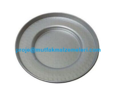 47 cm çapında dövme alüminyum malzemeden üretilmiş profesyonel midye pişirme tavası. Ortası çukur, kenarları geniş ve düz tasarımlı, sanayi tipi mutfaklara uygun dayanıklı alüminyum midye kızartma tepsisi modeli.