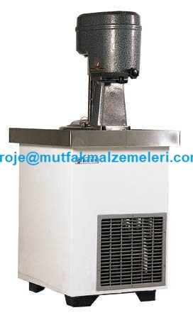 Dondurma üretimi için tasarlanmış, muhafazası olmayan set/tezgah tipi profesyonel dondurma yapma makinesi. 2 yıl servis garantisi, 15 yıl yedek parça desteği ve yetkili servis tarafından ücretsiz ilk çalıştırma imkanı. proje@mutfakmalzemeleri.com.