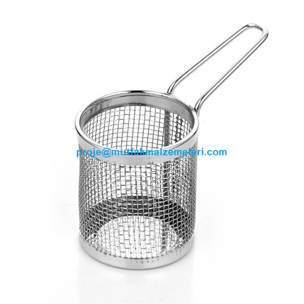 304 kalite paslanmaz çelik telden el işçiliği ile üretilmiş, kulplu mini yuvarlak fritöz formu patates sunum sepeti. 7x8 cm ölçülerinde, endüstriyel mutfaklar ve şık sofralar için uygun, bulaşık makinesinde yıkanabilir servis ekipmanı.
