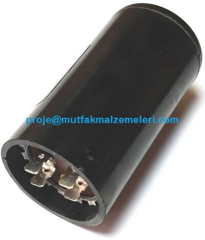 Monofaze motorlarda ilk kalkışı sağlayan 280-333 uF 220V AC motor start kondansatörü, üst geçmeli soket bağlantı terminalleri ve siyah silindirik dayanıklı plastik gövdesiyle motor klemens panolarına kolayca monte edilerek güvenle kullanılır.