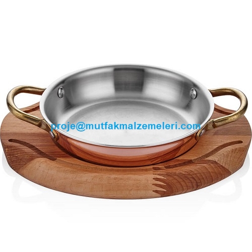 12 cm nihaleli bakır sahan, 2 mm kalınlığında ve 3 katmanlı gövde yapısına sahiptir. Pirinç kulp ve ahşap nihalesiyle sunulan ürün; kahvaltı salonları, restoran, kafe, otel ve ev mutfaklarında porsiyonluk kullanım için uygundur.
