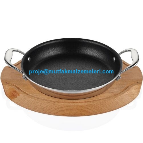 Restoranlar ve oteller için tasarlanan 22 cm ahşap nihaleli bakır sahan, 1.05 litrelik geniş hacmi ve 1.30 kg tok ağırlığıyla göz doldurur. Paslanmaz çelik sapı ve mukavemetli perçinleriyle sağlamlaştırılmış lüks sunum sahanımızı güvenle kullanın.