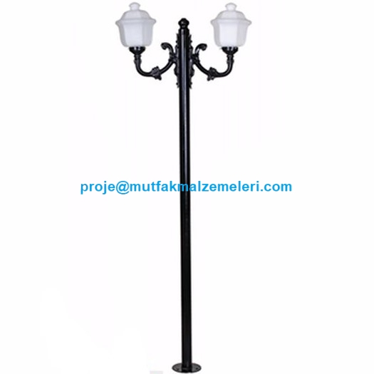 240 cm boyunda demir direkli ve beyaz polietilen gloplu Nostaljik Işık Direği. En: 75 cm genişliği ve E27 duy yapısıyla park, villa bahçesi, otel ve site peyzajlarında zorlu dış mekan koşullarına dayanıklı, uzun ömürlü ve klasik estetik sunan aydınlatma.