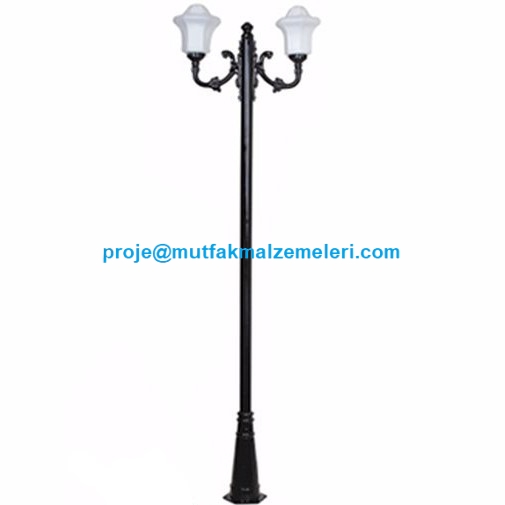 250 cm boyunda demir direkli ve beyaz polietilen gloplu Otel Bahçesi Aydınlatma Direği. En: 75 cm genişliği ve E27 duy yapısıyla otel, villa bahçesi, park ve site peyzajlarında uzun ömürlü, estetik ve yüksek performanslı dış mekan aydınlatması sağlar.