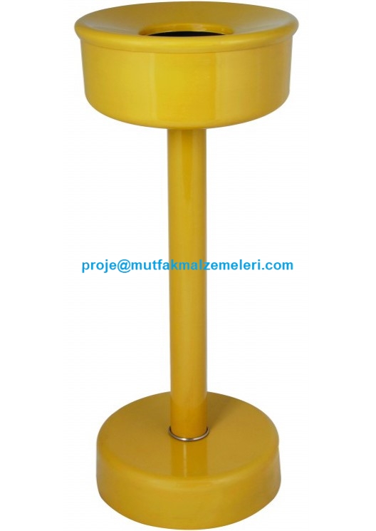 Alüminyum gövdeli, oynar başlıklı modern teras küllüğü, 26 cm çap ve 65 cm yükseklik ölçülerinde, dış mekan kullanımı için tasarlanmış.