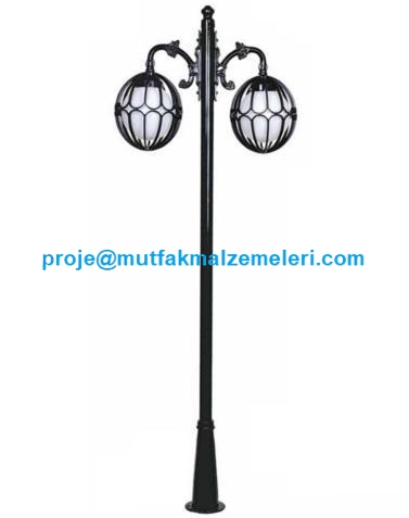 Park aydınlatma direği, 75x250 cm ölçüsüyle park, site bahçesi, peyzaj alanları ve çeşitli dış mekanlarda kullanılabilir. Dekoratif tasarımı sayesinde yürüyüş ve dinlenme alanlarında aydınlatma düzenine estetik bir katkı sağlar.