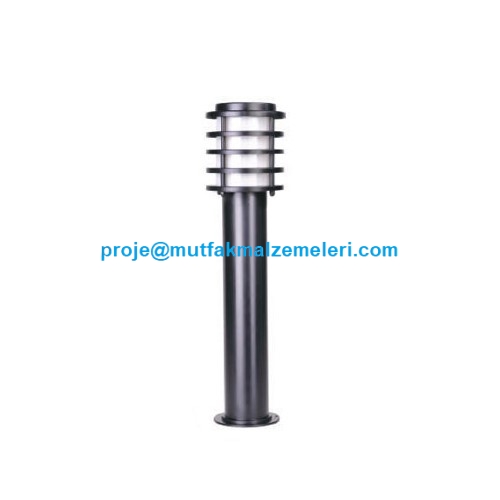 Dış mekan projelerine modern dokunuş: 17 cm en, 70 cm boy ölçülerine sahip dekoratif park ışıklandırma armatürü. Olumsuz hava şartlarına tam dayanıklı gövdesiyle park, villa bahçesi ve yürüyüş yolları için ideal aydınlatma çözümü.