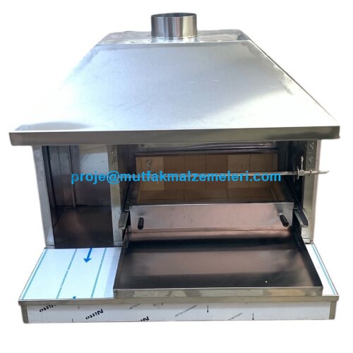 Paslanmaz çelik gövdeli, davlumbazlı kömürlü cağ kebap ocağı. Hareketli 40x70 cm pişirme kabini, servis kancaları ve çıkarılabilir yağ tepsisi ile profesyonel yatık döner pişirme ekipmanı. 120 cm genişliğinde endüstriyel mutfak kebap ocağı.