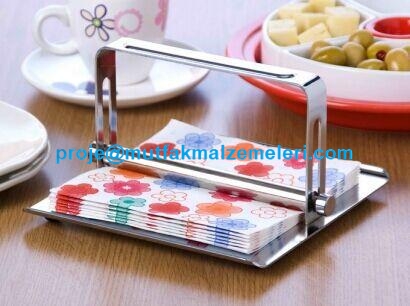 20x20 cm Kare Paslanmaz Peçetelik, 430 paslanmaz çelik gövdesiyle dayanıklı ve dekoratif bir kullanım sunar. Peçetelerin tek tek ve düzenli şekilde alınmasına yardımcı olan tasarımı; restoran, kafe, otel ve ev sofraları için idealdir.