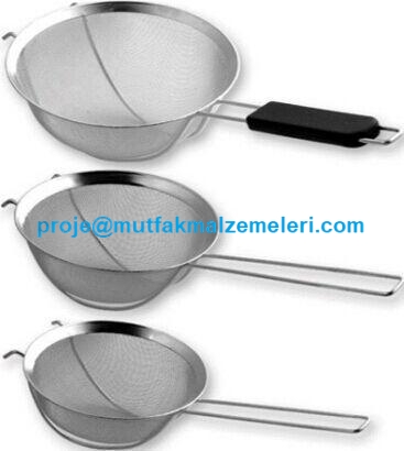 Gıda ile temasa uygun paslanmaz çelikten imal edilen bu süt süzgeci, çiftliklerden butik mandıralara kadar her alanda hijyen standartlarını yükseltir. 22 cm ebatı sayesinde standart kaplara uyum sağlar, kolay temizlenir ve bulaşık makinesinde yıkanabilir