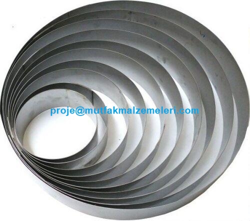 İç içe geçmiş 10 farklı boyutta paslanmaz çelik (304 kalite) pasta ve turta çemberi seti. 15 cm ile 50 cm çaplarında, 7 cm yüksekliğinde parlak inoks yüzeyli profesyonel pastane tipi kalıp takımı görseli. Hijyenik ve uzun ömürlü çelik pasta kalıpları.