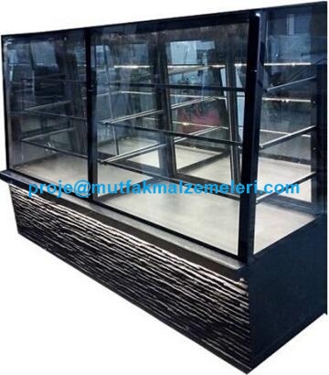250Lx70Wx120H cm boyutlarında, üç katlı raf sistemine sahip, camlı ve soğutmalı profesyonel pasta teşhir vitrini. Pastane, kafe ve otel lobileri için geniş hacimli, modern tasarımlı sütlü tatlı ve yaş pasta sergileme buzdolabı ünitesi.