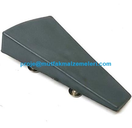 Empero PS.05 patates soyma makinesi plastik fırlatma parçası; patateslerin disk üzerinde zıplayarak yan zımparalara çarpmasını ve hızlı soyulmasını sağlar. Orijinal Empero fabrikası üretimi olan bu parça, soymayan makinelerin tamiri için idealdir. Kalite