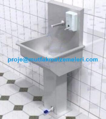 Çocukların kullanımına uygun 80 cm yükseklikte, pedallı musluk sistemine sahip paslanmaz çelik el yıkama evyesi. Hijyenik sabunluk eklentisi ve 50x50 cm evye ölçüsüyle okul, anaokulu ve hastane kullanımına uygun ergonomik yıkama ünitesi.