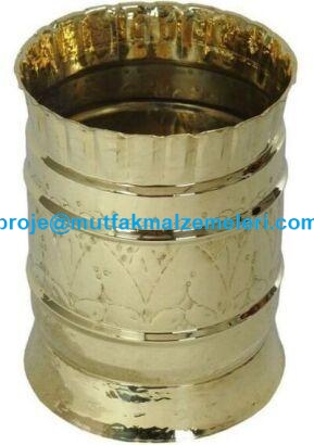 Dövme bakırdan imal edilmiş, 28 cm ağız çapına sahip parlak pirinç dondurma külahlık kovası. Dondurma tezgahları için nostaljik ve dekoratif kornet sergileme ünitesi. Geleneksel işçilikle üretilen profesyonel dondurmacı ekipmanı.