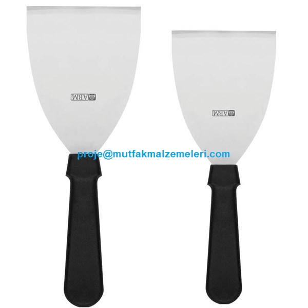 Paslanmaz çelikten imal edilmiş, siyah plastik saplı profesyonel pizza spatulası. 7,5 cm ve 11 cm genişlik seçeneklerine sahip; pizza, pide ve börek dilimlerini servis etmek veya çevirmek için tasarlanmış dayanıklı mutfak ekipmanı.