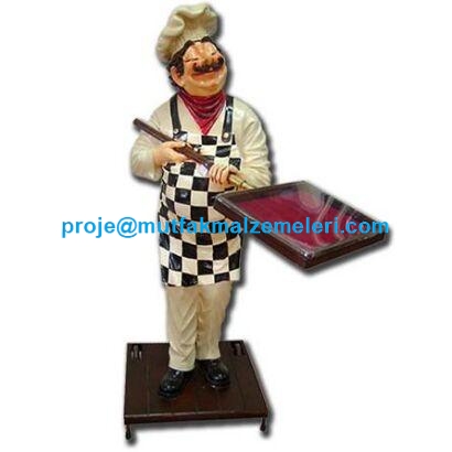 Elinde pizza tepsisi tutan, geleneksel aşçı kıyafetli 165 cm boyunda fiberglas pizzacı heykeli. Restoran ve pizzacı önleri için tasarlanmış, üzerine menü asılabilir veya yazı yazılabilir, dayanıklı ve estetik dış mekan reklam mankeni.