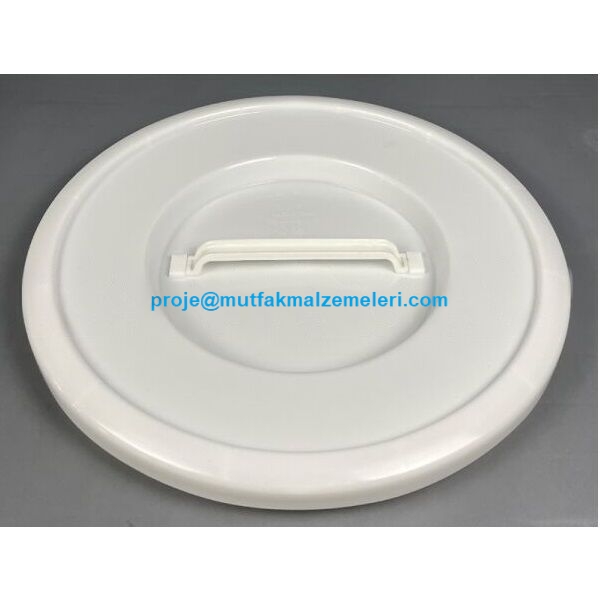 Endüstriyel gıda kazanları için %100 birinci kalite UV katkılı beyaz polietilen plastik malzemeden üretilmiş, darbelere dayanıklı, 550 mm çapında, pürüzsüz yüzeyli yuvarlak sanayi tipi kazan kapağının stüdyo fotoğrafı.