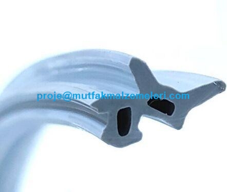 Gri renkli, boya vermez, geçmeli tip sanayi tipi PVC pencere ve kapı contası. Isıcamlı pimapen sistemlerine uygun, kanal yapısı belirgin, yüksek kaliteli termoplastik elastomer (TPE) hammaddeli gri sızdırmazlık fitili görseli. #pvcconta #gripiamapen #ısı