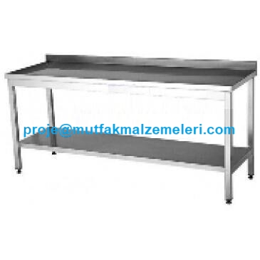 200x60x85 cm boyutlarında, 304 kalite krom çelikten imal edilmiş taban raflı endüstriyel çalışma tezgahı. Satine edilmiş paslanmaz yüzey, 40x40 profil ayaklar ve sırt detaylı profesyonel yemekhane hazırlık tezgahının ölçüsü özel üretimi imalatını yapıyor