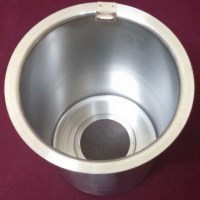 Işıkgaz 250 bardaklık sanayi tipi çay semaverleri ve otomatlarıyla tam uyumlu; 16.5 cm çapında ve 18 cm yüksekliğinde olan, gıdaya uygun paslanmaz çelikten üretilmiş, çay çöpünü süzen dayanıklı çay demini süzme kabı ve süzgeç yedek parçasıdır.