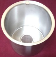 Işıkgaz 400 ve 500 bardaklık sanayi tipi çay makineleriyle tam uyumlu; alt çapı 19.5 cm ve yüksekliği 20 cm olan, gıdaya uygun paslanmaz çelikten üretilmiş, çay çöpünü süzen dayanıklı çay demini süzme kabı ve süzgeç yedek parçasıdır.