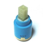 25 mm aç kapa musluk parçasının üst kumanda pimini ve genel silindirik gövde yapısını net şekilde gösteren dikey açı çekimidir.