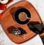 Şık ve dayanıklı 33,5x33,5x1,6 cm ahşap kare servis tabağı. Kafe, otel ve restoranlarda pizza, burger, steak, kahvaltı ve meze sunumlarına doğal bir dokunuş katar. Leke tutmaz yapısıyla hijyenik, uzun ömürlü ve estetik sunum çözümü sunar.