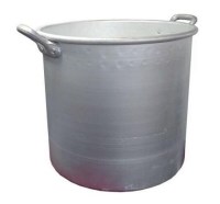 Sağlam perçinli kulpları ve 3,57 kg ağırlığıyla kullanım kolaylığı sunan 32x32 cm alüminyum kazan, yekpare metal saç yapısı sayesinde sızdırmazlık garantisi verir. Reçel, salça ve pekmez kaynatma işlemlerinde profesyonel ve ev tipi kullanıma uygundur.
