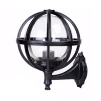 Siyah renkli dayanıklı ABS plastik gövdeye ve şeffaf akrilik glopa sahip modern bahçe duvarı apliği. 28 cm genişlik, 35 cm yükseklik, E27 duy özelliği ile dış mekan duvar montajına uygun, şık ve uzun ömürlü bahçe aydınlatma armatürü.