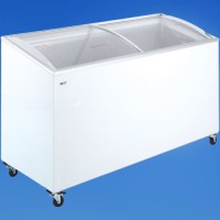 Eğik sürme bombe cam kapağı ve 381 L geniş iç hacmiyle öne çıkan muhafaza dolabı; -18/-23°C ideal dondurma sıcaklığı, kilitli alüminyum çerçevesi ve taşıma tekerlekleriyle ticari işletmelere şık ve güvenli teşhir sağlar. Kargo ile satın alabilirsiniz!