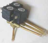 Hosk 3 gözlü şerbet makinelerinin soğutma gazı akışını hassas bir şekilde kontrol eden bu 3 yollu selenoid valf grubu, elektrik bobinleri ile birlikte tam takım olarak sunulur. Profesyonel soğutma performansı için kritik bir yedek parçadır.