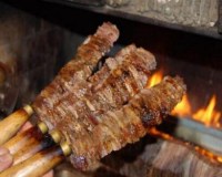 Kömür dumanı istenmeyen restoran ve kebapçılar için gazlı (tüplü) cağ kebabı ocağı. Paslanmaz gövde yapısı ve dayanıklı radyanları ile seri kullanıma uygun profesyonel yatık döner pişirme ocağı.