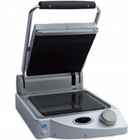 Şık siyah cam seramik pişirme yüzeyine sahip, kompakt tasarımlı profesyonel tost makinesi. Üst kapağı ayarlanabilir, dijital/manuel kontrollü, paslanmaz gövdeli ve infrared teknolojili modern kantin tipi hızlı pişirme ve ızgara makinesi.