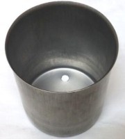 Remta 40 ve 60 bardaklık sanayi tipi çay otomatları için üretilmiş 10.5x13.5 cm ölçülerinde paslanmaz çelik dem kabı. Askı kancalı ve musluk bağlantı delikli yapısıyla çay süzgecinin rahatça oturmasını sağlayan dayanıklı ve orijinal yedek parçadır.