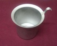 Üret CM160 model 14 litrelik (160 bardaklık) sanayi tipi çay makineleri ve semaverleriyle tam uyumlu; 12x17.5 cm ölçülerinde, krom tutma kulaklı ve gıdaya uygun paslanmaz elek telli, çay çöpünü süzen dayanıklı paslanmaz çelik demleme filtresidir.