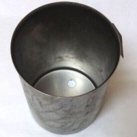 Remta R13 (12 litrelik) ve R14 (15 litrelik) 120-160 bardaklık çay makineleriyle tam uyumlu; 15 cm çapında, 19 cm yüksekliğinde, askı kancalı ve musluk dirsek delikli, gıdaya uygun paslanmaz çelikten üretilmiş dayanıklı iç demleme haznesidir.