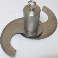 Çift bıçaklı zırh kıyma makinası bıçağı. Görselde bıçakların keskin çelik yapısı, Dev Mikser uyumlu bağlantı noktaları ve kebaplık et zırhlama makinelerinde sağladığı profesyonel kesim hassasiyeti sergilenmektedir.