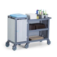 Üç tarafı kapalı estetik servis rafları, kilitli dolap kapakları ve arka kısmında görev çizelgelikli kapağa sahip 120 litrelik Impertex çöp torba bölmesi yer alan gri renkli profesyonel kat temizlik arabasının stüdyo ortamındaki ürün çekimi görseli.